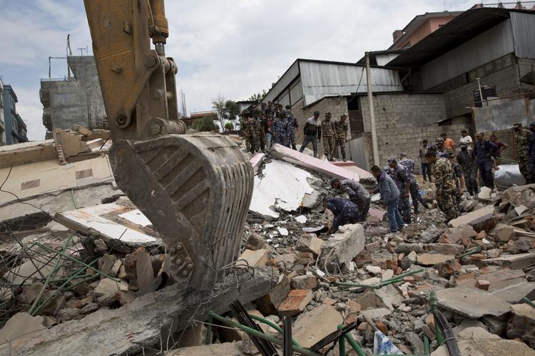 Tragedie. Et lavprishotel er kollapset i Kathmandu. Håbet om at finde overlevende i ruinerne er små. 