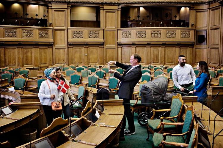 Velkomst. Mona Mekki og Tamer Alwrie har trillet barnevognen med lille Sandra ind i Folketingssalen. 