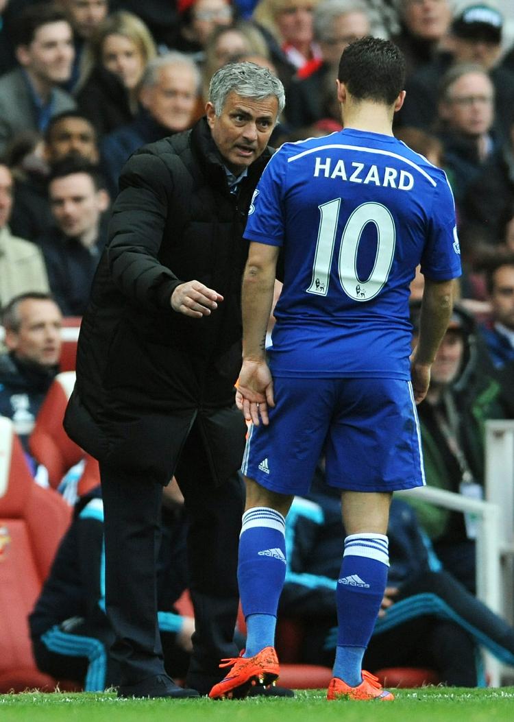 Titelkurs. Mourinho (tv) og Eden Hazard kan blive mestre i den kommende weekend: Det kræver bare sejre over Leicester onsdag og Crystal Palace søndag. 