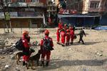Redningsmandskab fra hele verden strømmer til Nepal for at lede efter overlevende. Her et hold redningsarbejdere fra Kina. 