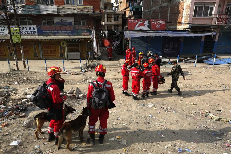 Redningsmandskab fra hele verden strømmer til Nepal for at lede efter overlevende. Her et hold redningsarbejdere fra Kina. 