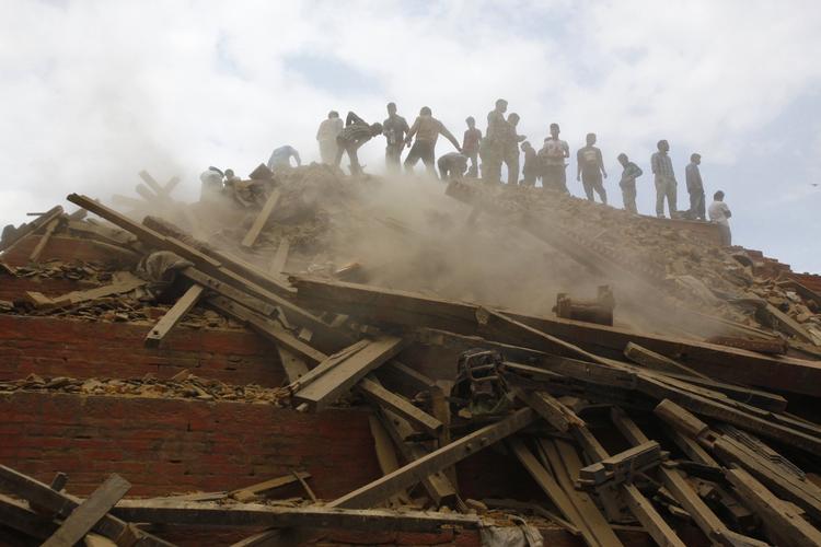 På Durbar Square i Kathmandu leder man efter overlevende. 