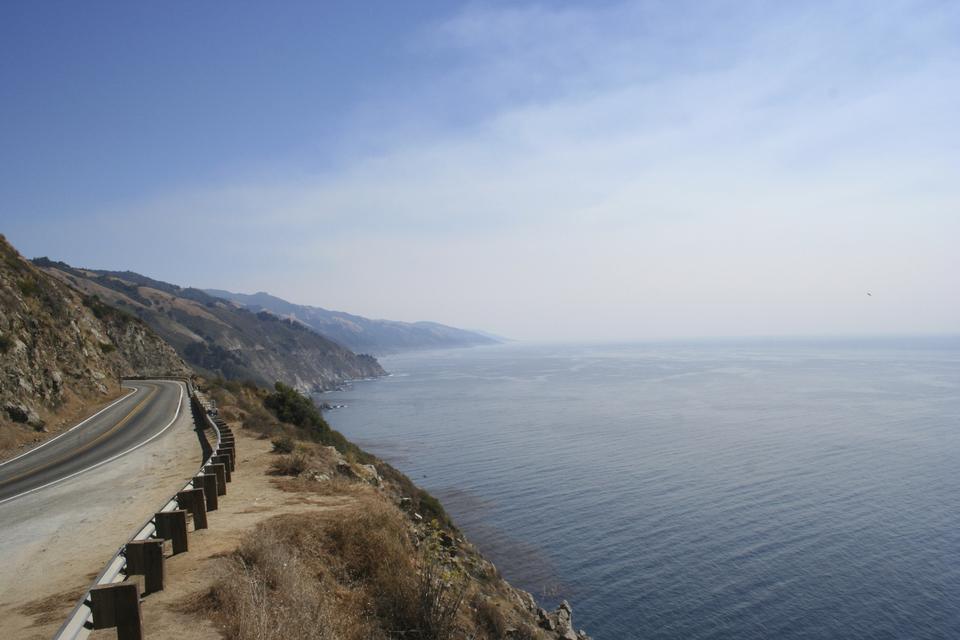 USA. Highway 1 er en klassiker blandt vejentusiaster. Her snor man sig frem langs Stillehavet. Strækningen er flottest lige syd for San Francisco, og er bedst at køre mod syd, for så har man kysten på sin højre side. 