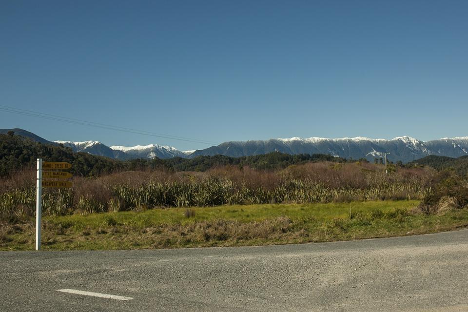 NEW ZEALAND. Karame Highway ender blindt, men indtil da har den givet en fascinerende gennem bakket Hobbit-landskaber med små charmerende byer. Klimaet er subtropisk, så vejen fører gennem regnskove, og nu og da er der frit kig ud til Det Tasmanske Hav. 