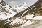 SCHWEIZ. Flüela Pass i Schweiz fører op til det, der kan betegnes som rigmændene paradis, nemlig byen Davos. Passet når op i en højde på 2.383 meter og byder på utallige sving undervejs. Og naturligvis deraf følgende flot udsigt over Alperne. 