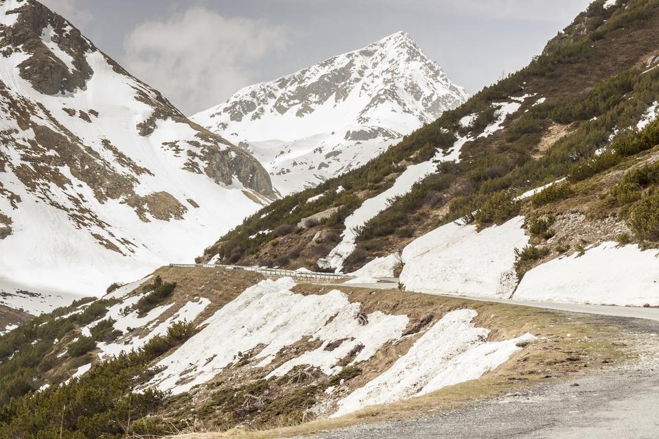 SCHWEIZ. Flüela Pass i Schweiz fører op til det, der kan betegnes som rigmændene paradis, nemlig byen Davos. Passet når op i en højde på 2.383 meter og byder på utallige sving undervejs. Og naturligvis deraf følgende flot udsigt over Alperne. 