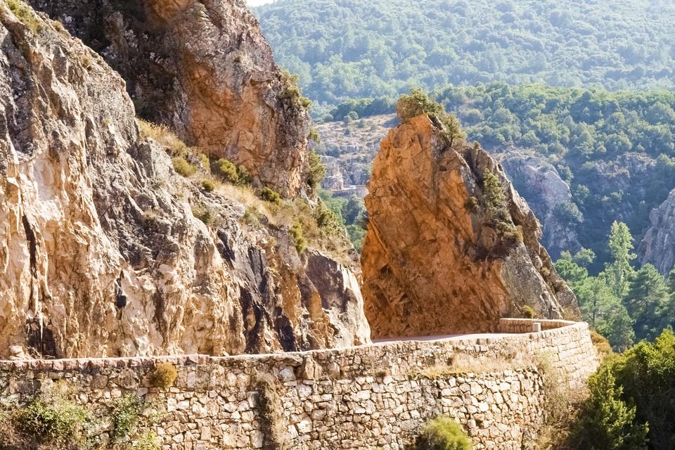 KORSIKA. Der er røde klipper til den ene side og blåt hav til den anden. Den 12 kilometer lange strækning fra Piana til Porto på Korsika er derfor en intens oplevelse. Bedste tidspunkt på dagen til turen er ved solnedgang. Her får klipperne ekstra kulør fra solens stråler. 