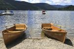 TYSKLAND. Området omkring Titisee i Schwarzwald i det sydlige Tyskland byder på dramatisk natur, og selve søen skal også omgås med lidt forsigtighed. Den er nemlig 20 meter dyb de fleste steder. Ved søens nordlige spids ligger kurbyen Titisee-Neustadt. 