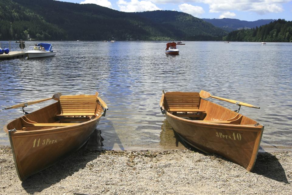 TYSKLAND. Området omkring Titisee i Schwarzwald i det sydlige Tyskland byder på dramatisk natur, og selve søen skal også omgås med lidt forsigtighed. Den er nemlig 20 meter dyb de fleste steder. Ved søens nordlige spids ligger kurbyen Titisee-Neustadt. 