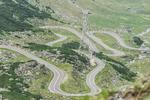 RUMÆNIEN. Transfagarasan-vejen i den bjergrige del af Rumænien fik for nogle år siden ubetalelig reklame, da det britiske bilprogram Top Gear henlagde en episode til præcis denne strækning. På 26 kilometer udsættes man for utallige hårnålesving, bratte skråninger og en i det hele taget barsk natur. 