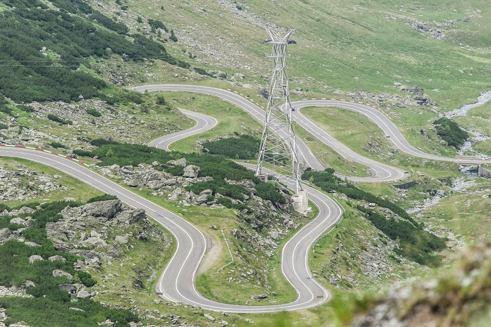 RUMÆNIEN. Transfagarasan-vejen i den bjergrige del af Rumænien fik for nogle år siden ubetalelig reklame, da det britiske bilprogram Top Gear henlagde en episode til præcis denne strækning. På 26 kilometer udsættes man for utallige hårnålesving, bratte skråninger og en i det hele taget barsk natur. 