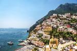 ITALIEN: Amalfikysten i Italien kan stå for afslapning, men det gælder ikke nødvendigvis køreturen dertil. Kystvejen er optaget på UNESCO's verdensarvliste og den fører forbi en række byer, der synes at klynge sig til klippekanterne. 