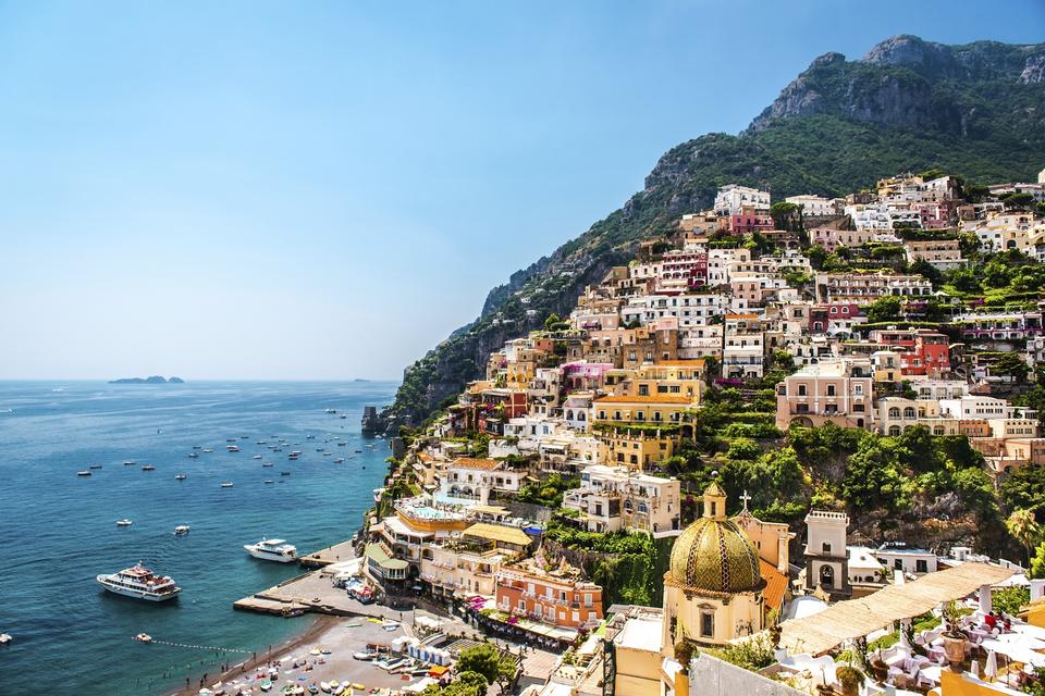 ITALIEN: Amalfikysten i Italien kan stå for afslapning, men det gælder ikke nødvendigvis køreturen dertil. Kystvejen er optaget på UNESCO's verdensarvliste og den fører forbi en række byer, der synes at klynge sig til klippekanterne. 