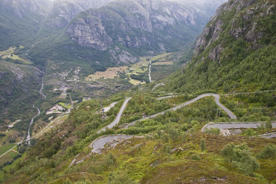 NORGE. Lysebotn-vejen blev åbnet i 1984, egentlig som adgangsvej til et vandkraftværk. Men den er også en udfordring for bilister, som bl.a. kommer til at opleve 27 hårnålesving i rap og en tunnel, der fører 340 grader rundt. Efter den køretur kan man med sindsro slappe af byen Lysebotn. 