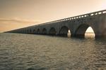 USA. Og vi slutter med en vejstrækning, hvor chaufføren i hvert fald ikke belastes af hårnålesving. Tværtimod går det næsten uforstyrret lige ud på Overseas Highway i Florida. Den går ud til øen Key West, hvor man kan indsnuse lidt Hemingway-atmosfære og så ellers tage den lange, lige vej tilbage til det amerikanske fastland igen. 