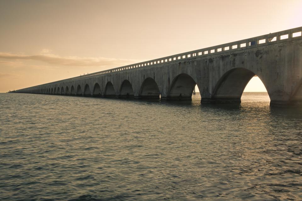 USA. Og vi slutter med en vejstrækning, hvor chaufføren i hvert fald ikke belastes af hårnålesving. Tværtimod går det næsten uforstyrret lige ud på Overseas Highway i Florida. Den går ud til øen Key West, hvor man kan indsnuse lidt Hemingway-atmosfære og så ellers tage den lange, lige vej tilbage til det amerikanske fastland igen. 