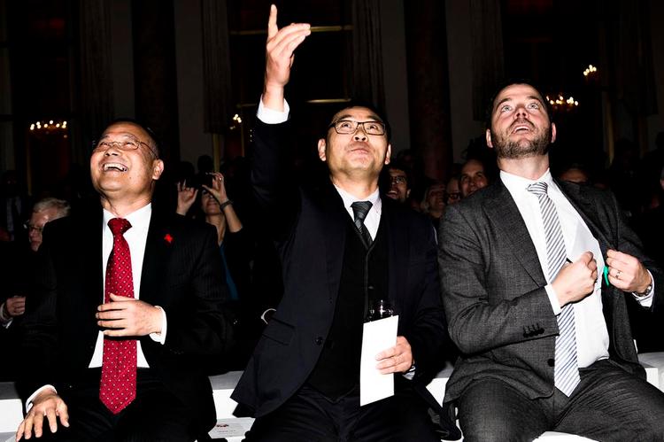 Højprofileret. Morten Østergaard (R) repræsenterede den danske regering, da Huawei fejrede sin danske satsning ved et gallaarrangement på hotel D'Angleterre i København. Her flankeret af selskabets europæiske direktør, Victor Wang, og Kinas ambassadør i Danmark, Liu Biwei. 