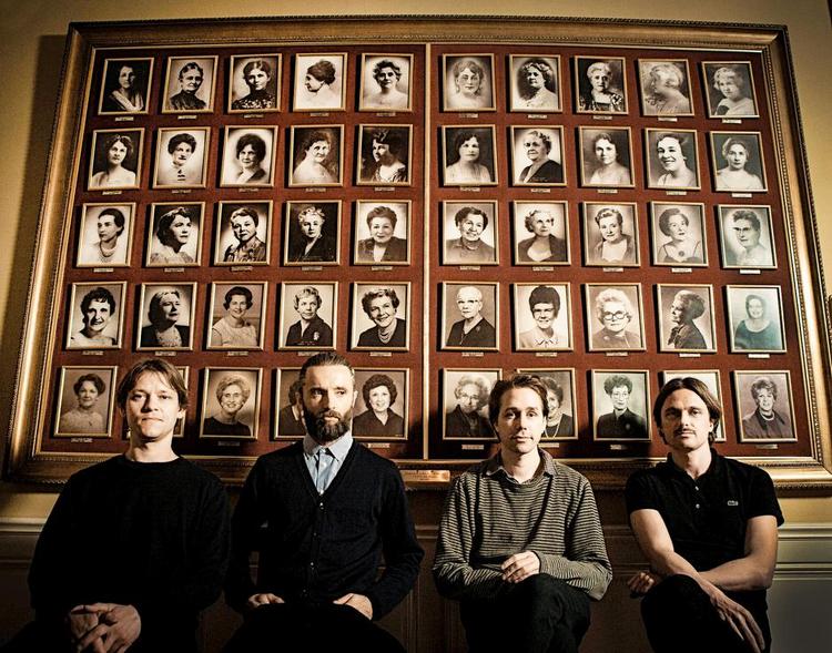 kryptisk. På deres sjette album forenkler Mew tingene i deres storladne pophymner. Men de forstår stadig at iscenesætte sig med et slør af mystik, som det også fremgår af billedet ovenfor. 