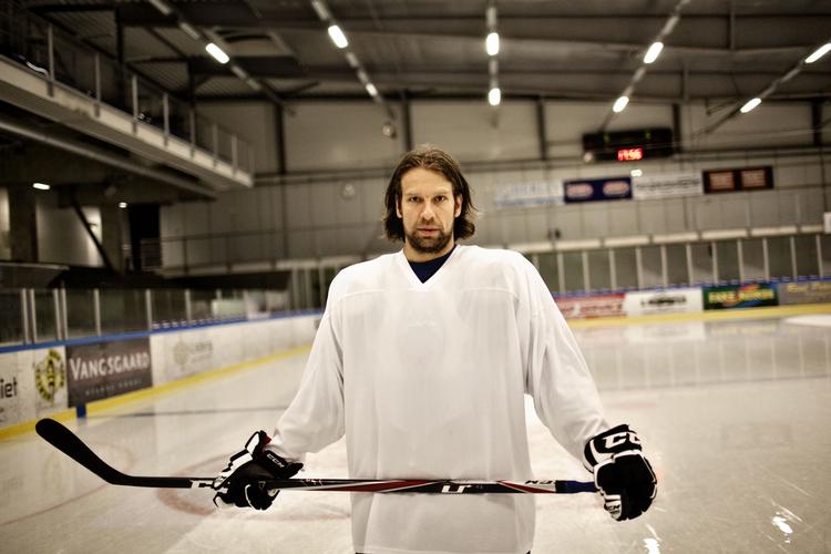 Veteran. Kim Staal, der nu optræder i japansk ishockey og fornylig er belevet asiatisk mester, skal spille sin 18. VM-slutrunde. 