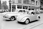 DEBUT. Den klassiske folkevogn kom til USA i 1950. Her cruiser den på Broadway i New York. 