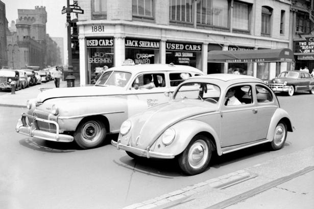 DEBUT. Den klassiske folkevogn kom til USA i 1950. Her cruiser den på Broadway i New York. 