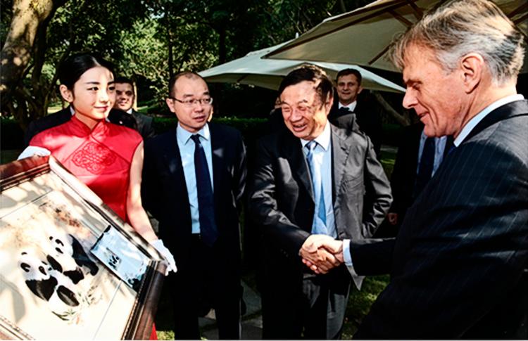 Håndslag. Ambassadør Friis Arne Petersen udtrykte i oktober 2013 den danske stats glæde over, at topchef Ren Zhengfei og kinesiske Huawei påtog sig opbygningen og driften af TDC's danske mobilnet. 