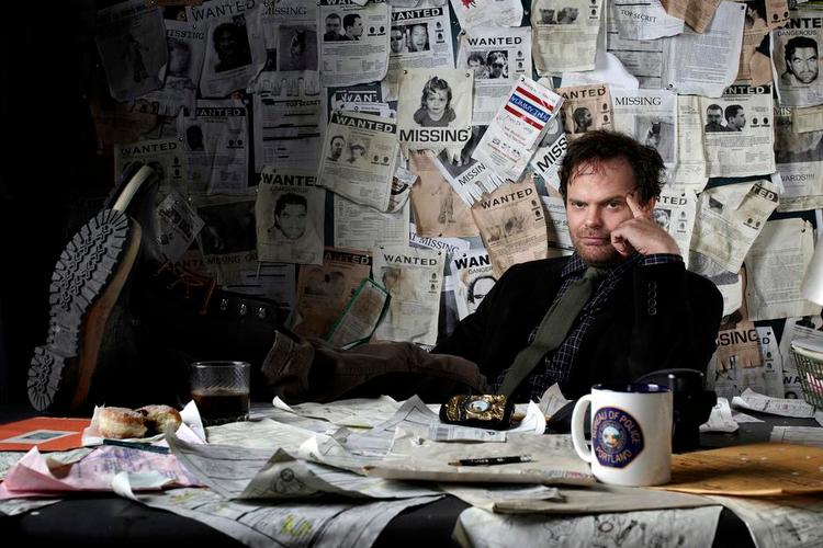 Antihelt. Rainn Wilson spiller den misantropiske politimand i den amerikanske version af 'Backström' - det gør han godt, men krimikomedien har tabt kvalitet i oversættelsen.