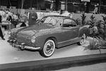 LUKSUS. VW bevægede sig også i den dyre del af markedet. Bl.a. med denne Karmann Ghia, vist på biludstilling i Paris i 1956. 