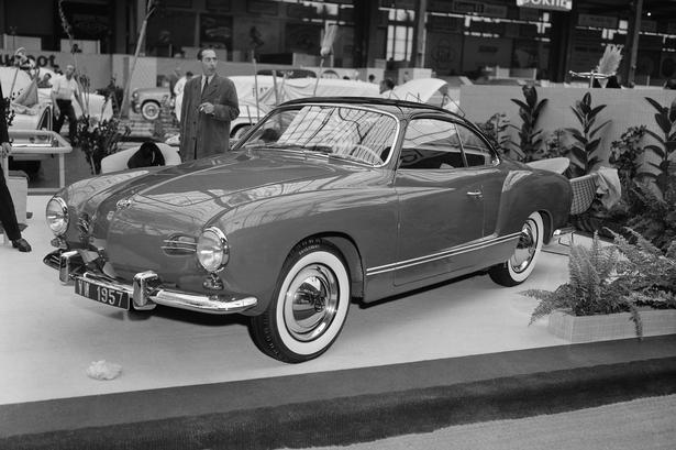 LUKSUS. VW bevægede sig også i den dyre del af markedet. Bl.a. med denne Karmann Ghia, vist på biludstilling i Paris i 1956. 