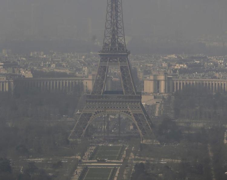 Beskidt. Parisiske skolebørn må jævnligt holdes inde i frikvarterne, fordi forureningen er så massiv - her ses Eiffeltårnet i marts 2014, indhyllet i smog. 