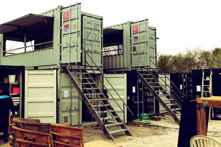 Fortovsfest. De grønne containere, der kommer til at rykke rundt i København over sommeren, er indrettet med overdækkede udsigtsterrasser i toppen. 