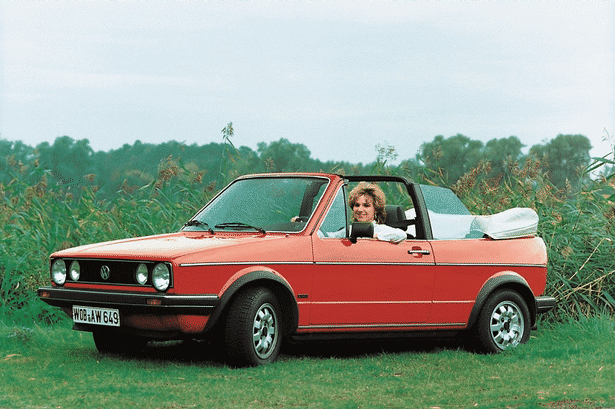 ÅBEN. VW Golf har været populær som cabriolet. Første generation havde en markant styrtbøjle. Uden den havde det været svært at få bilen til at opfylde gældende sikkerhedskrav. I dag er en Golf Cabriolet bøjleløs. VW 