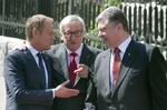 Ukraines præsident, Petro Porosjenko (til højre), da han i dag mødtes med EU-præsident Donald Tusk og  EU-kommissionens formand Jean-Claude Juncker. 