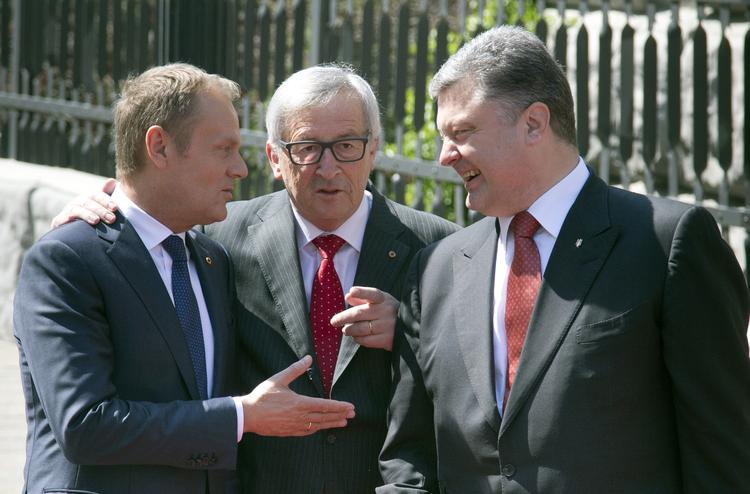Ukraines præsident, Petro Porosjenko (til højre), da han i dag mødtes med EU-præsident Donald Tusk og  EU-kommissionens formand Jean-Claude Juncker. 
