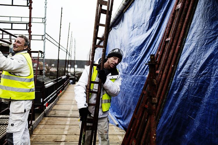 Nedslidt. Hverken PeterMortensen eller hans gode kollega AllanBo Jensen tror, de kan kravle rundt påstilladser og byggepladser, når de nærmersig de 70 år. Her arbejder de på en byggeplads i Humlebæk. 