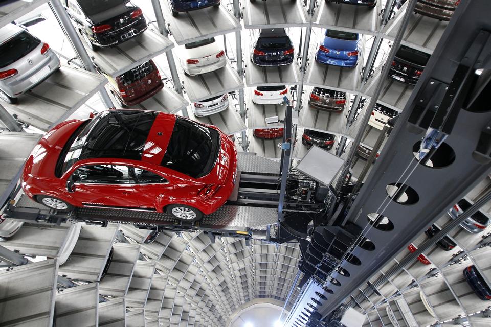 SKUE. I VW’s hjemby Wolfsburg viser Autostadt alle koncernes bilmærker. Biler i dette særlige tårn står klar, så de kommende ejere selv kan hente den. Det tilbud gælder dog ikke danskere. I forgrunden en rød VW Beetle. 