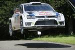 RÆS. VW sidder på tronen i international rallysport, men de har heller ikke mange seriøse konkurrenter. Her er VW Polo WRC flyvende i det tyske rally. 