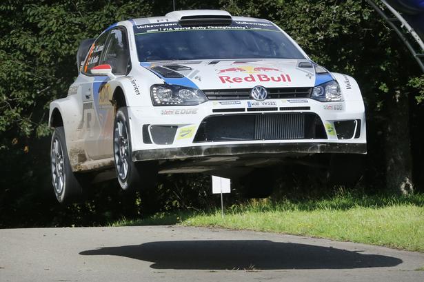 RÆS. VW sidder på tronen i international rallysport, men de har heller ikke mange seriøse konkurrenter. Her er VW Polo WRC flyvende i det tyske rally. 