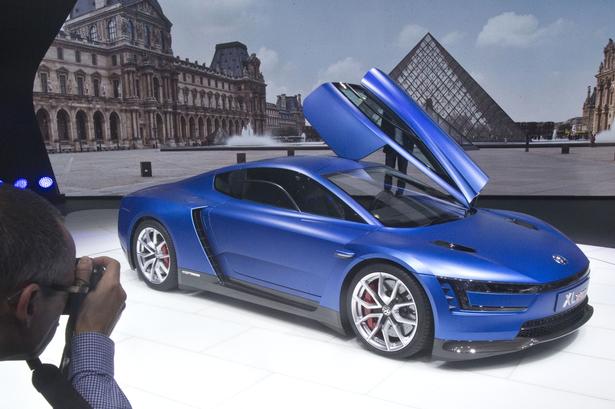 BIZART. Først bygger VW konceptbilen XL1, der kan køre 100 kilometer på en liter diesel. Så hiver de motoren ud og erstatter den med en motorcykelmotor fra Ducati, som VW også ejer. Mest for sjov, for 'bilen' er ikke til salg. 