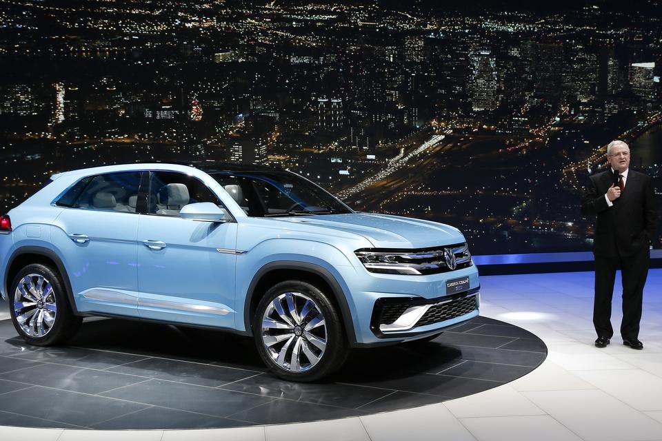 USA-BIL. VW står svagt på det amerikanske marked. Det kan denne Cross Goupe GTE rette op på, hvis den går i produktion. Koncerndirektør Martin Winterkorn, der er vinderen i den aktuellel magtkamp i VW, viste bilen i Detroit i januar. 
