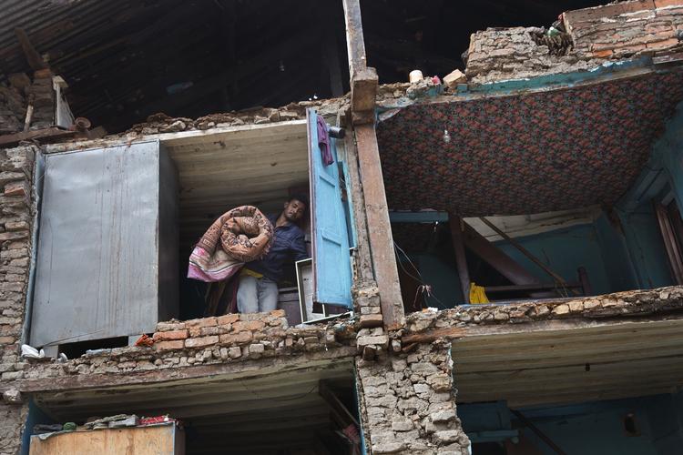 Hjem. Omkring otte millioner mennesker i Nepal er påvirket af katastrofen, der blev udløst af lørdagens jordskælv. Det svarer til cirka en tredjedel af befolkningen. 