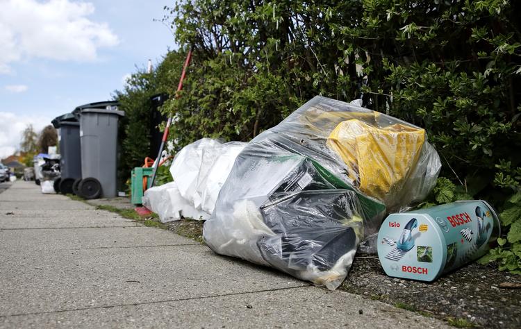 Konflikt. Skraldemændenes strejke i København får affaldet til at hobe sig op. Her er det Arabiensvej på Amager. 