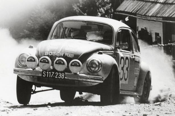 SEJ. VW-boblen kunne også bruges til spøg og skæmt. Her er det en 1302, der tager en rallyetape for fuld skrue. 