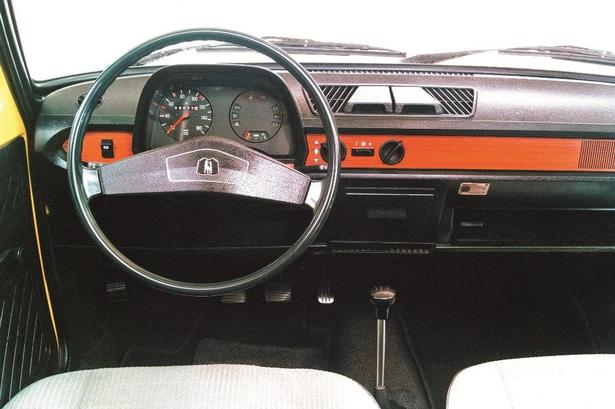 SKRABET. I dag har mange minibiler iPhone-lignende skærme til betjening af diverse funktioner.En Polo fra 1975 var en helt anderledes primitiv affære. 