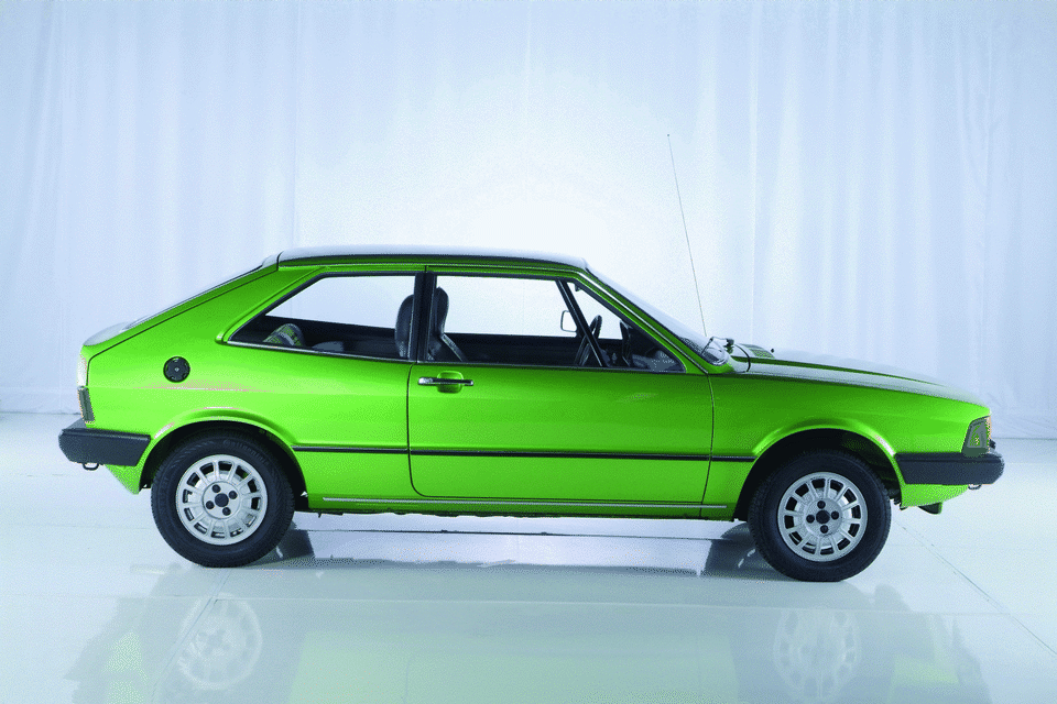 VÆVER. Scirocco ('ørkenvind') er den sprælske udgave af Golf. I 1975 havde den i basisversion 60 hestekræfter og fire gear. Den var også meget let og derfor ganske veloplagt. 