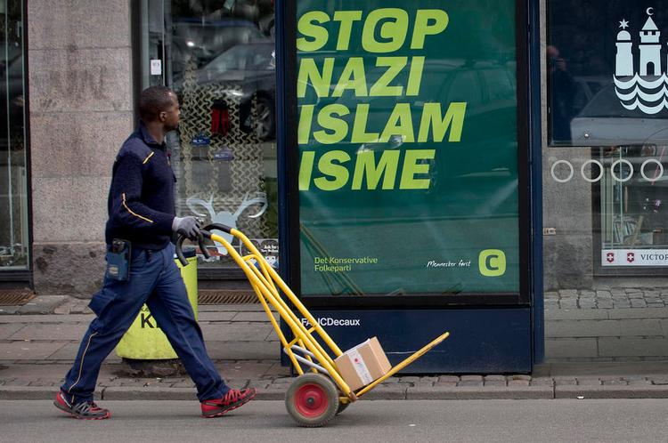 nazi... Den konservative kampagne kobler nazisme og islamisme og har vakt opsigt, siden de første plakater blev sat op tidligere på måneden. 