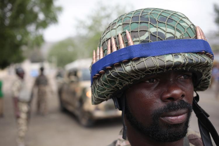 kamp. En nigeriansk soldat bevogter tidligere denne måned et checkpoint nær byen Gwoza, en af de byer der for nyligt er blevet erobret fra Boko Haram. 