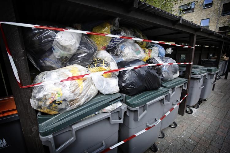 Skrald. Efter en uges strejke er skraldemændene begyndt at indsamle det ophobede affald i København. 