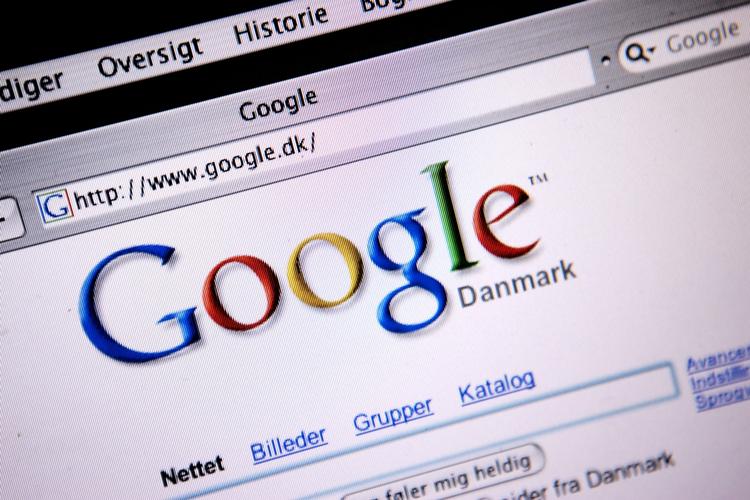 overvågning. I Europa søger ni ud af ti på Google, som gemmer hver en søgning. Og vi bærer rundt på mobiltelefoner, som kan afsløre, hvor vi befinder os. 