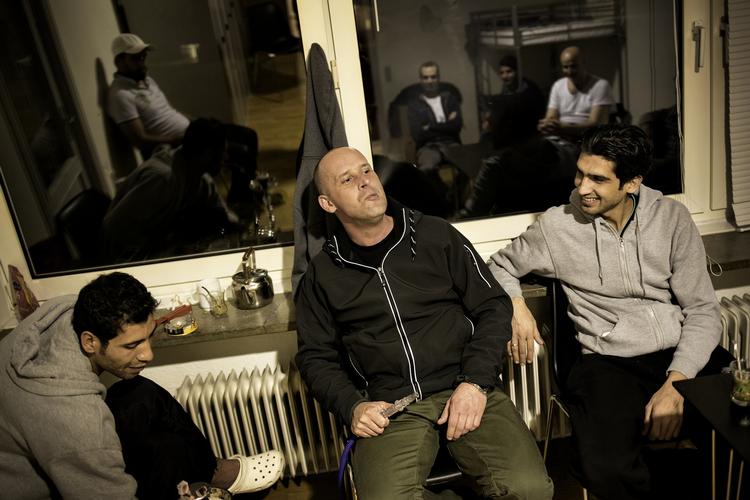 Lovforslag. Hvor hurtigt og hvor meget skal flygtninge som de syriske mænd her på Als arbejde. Det skændes politikerne på Christiansborg om. 